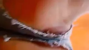 Симпатичная телочка SecretAngel обнажает крупную задницу