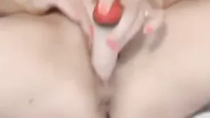 Изысканная соска whitecobra смачно дрочит пизду