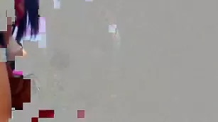 Обаятельная крошка jennakitty танцует стриптиз