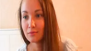 Русская шмарина Kittenishh ласкает сочную киску