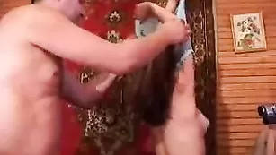 Зрелый кобель страстно трахает темноволосую курву