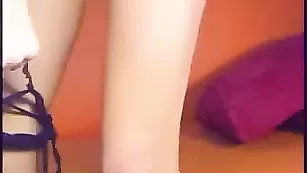 Грудастая красавица SaintMarissa мастурбирует бритую пизду