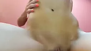 Фантастичная чертовка Roxy ласкает писечку