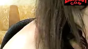 Сочная брюнетка Kapriska заводит своей попой