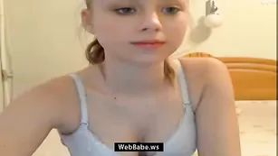 Изысканная чертовка с большими сиськами SweetBaby1 теребит киску