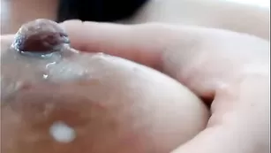 Пошлая брюнетка выдавливает молоко из сосков