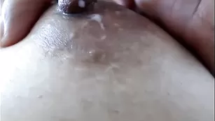 Пошлая брюнетка выдавливает молоко из сосков