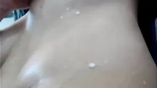 Пошлая брюнетка выдавливает молоко из сосков