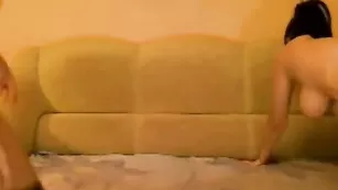 Очаровательная блонда xkisulyax ласкает большие сиськи