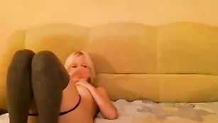 Очаровательная блонда xkisulyax ласкает большие сиськи