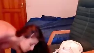 Смазливая курва VikkiStar ласкает бритые дырочки