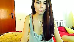 Зажигательная брюнетка AliciaRose ласкает сочную пизденку