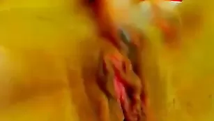 Зажигательная брюнетка AliciaRose ласкает сочную пизденку