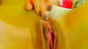 Зажигательная брюнетка AliciaRose ласкает сочную пизденку