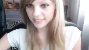 Клевая девка Cherry_nka мастурбирует анус