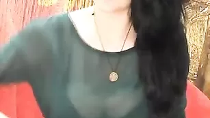 Озорная курва MarryAnn трахает себя пальчиками