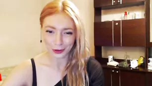 Молоденькая гимнастка эротично задирает ножки