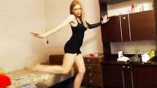 Молоденькая гимнастка эротично задирает ножки