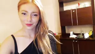 Молоденькая гимнастка эротично задирает ножки