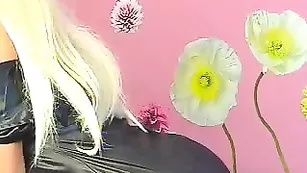 Прелестная полицейская Savann трахается с длинным дилдо