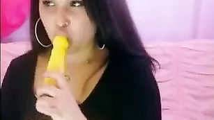 Шикарная брюнетка MillaYa трахает себя самотыком