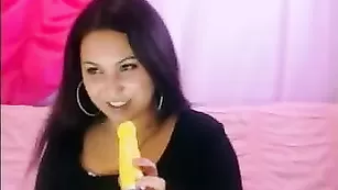 Шикарная брюнетка MillaYa трахает себя самотыком