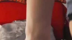 Горячая стерва scarlete нежно дрочит пизду