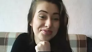 Улыбчивая самка selen007 обнажает сексуальное тело