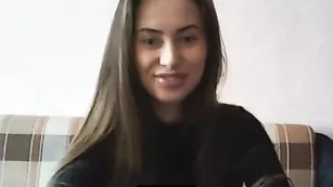 Улыбчивая самка selen007 обнажает сексуальное тело