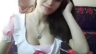 Сексуальная служанка Prokaznica показывает пышные формы