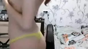 Пикантная россиянка XyJIuraHka возбуждает крупной попой