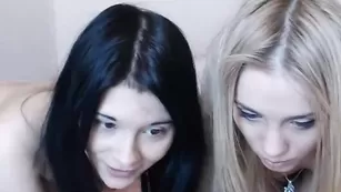 Обворожительные дамы Lorytta теребят бритые киски