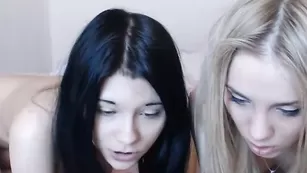 Обворожительные дамы Lorytta теребят бритые киски