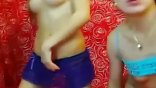 Зачетные дамы BeautyAndWild дрочат анусы