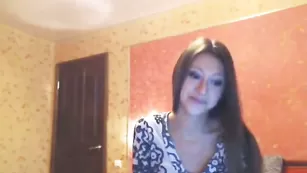 Красивая малышка virtangel_runetki танцует стриптиз