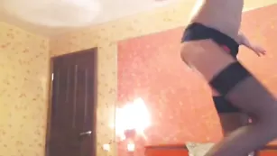 Красивая малышка virtangel_runetki танцует стриптиз