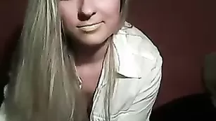 Озорная куколка PloY77 ласкает сочные сисечки