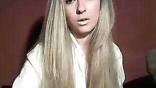 Озорная куколка PloY77 ласкает сочные сисечки