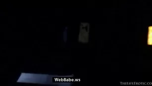 Горячая красотка Madelyn ласкает бритую пизду