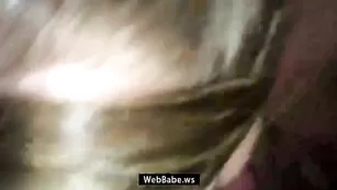 Молодая шлюшка смачно отсасывает хуй