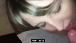 Молодая шлюшка смачно отсасывает хуй