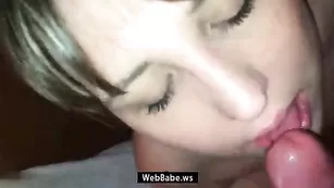 Молодая шлюшка смачно отсасывает хуй