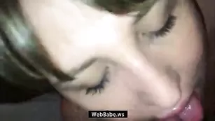 Молодая шлюшка смачно отсасывает хуй