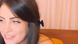 Чарующая богиня красоты Malise заводит крупной попой