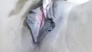 Жаркая потаскушка milashka099 ласково теребит пизду