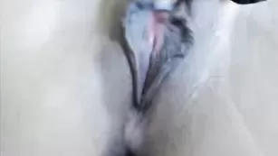 Жаркая потаскушка milashka099 ласково теребит пизду