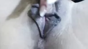 Жаркая потаскушка milashka099 ласково теребит пизду