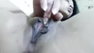 Жаркая потаскушка milashka099 ласково теребит пизду