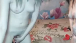 Пикантные цыпочки fridaoliva занимаются анальной дрочкой