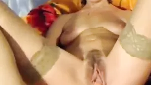 sungoddes вгоняет игрушку в мохнатку